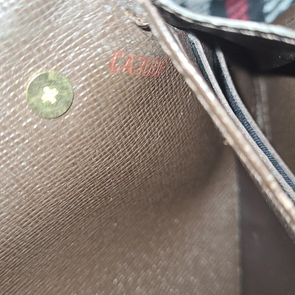 Emt$250Louis Vuitton Damier Ebene Sarah wallet, with D hooks attached - Picture 3 of 12